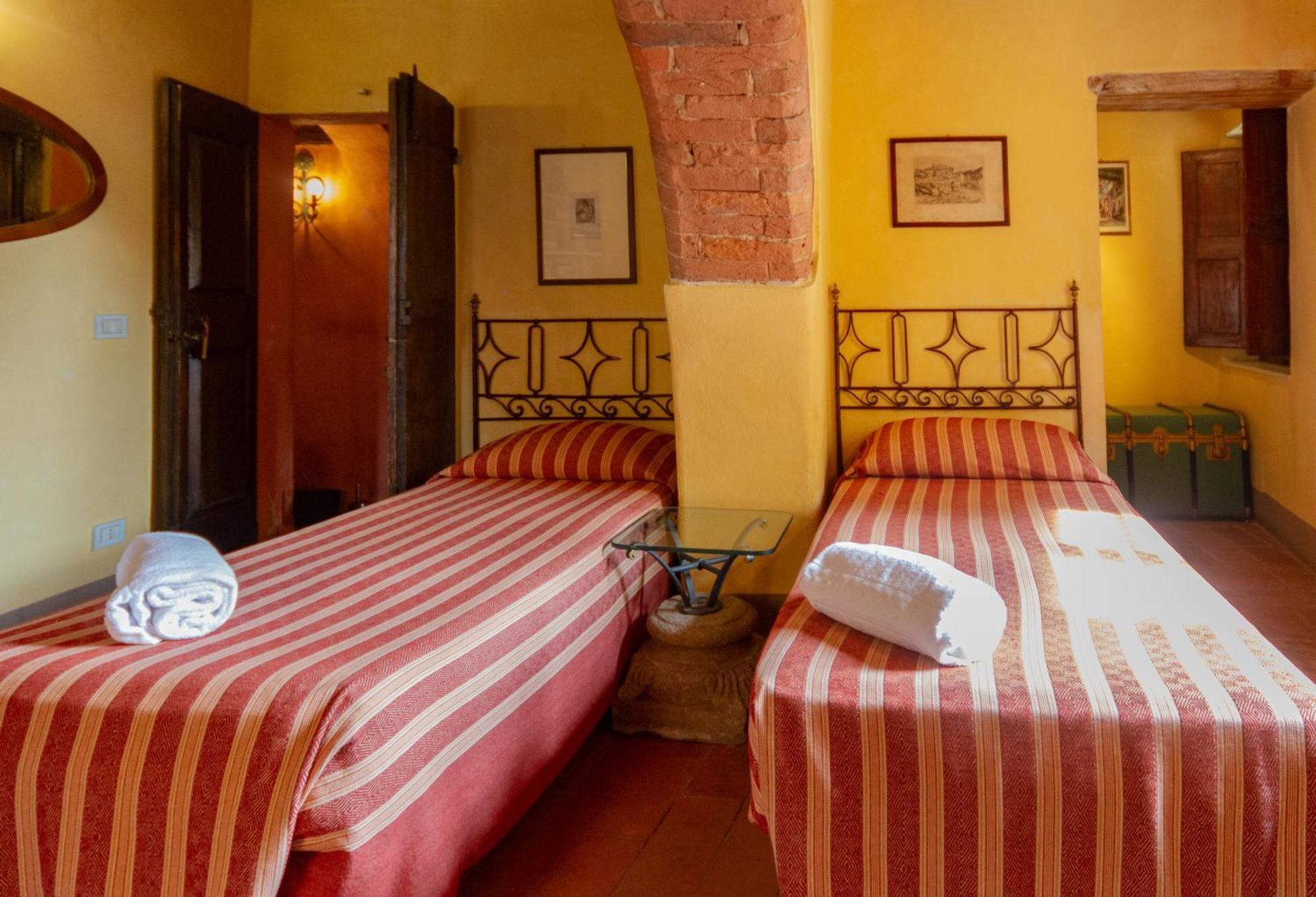 Antica Dimora Leones Bed & Breakfast Palaia Bagian luar foto